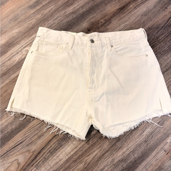 Citizens Of Humanity Marlow Jean shorts in white - Picture 8 of 8